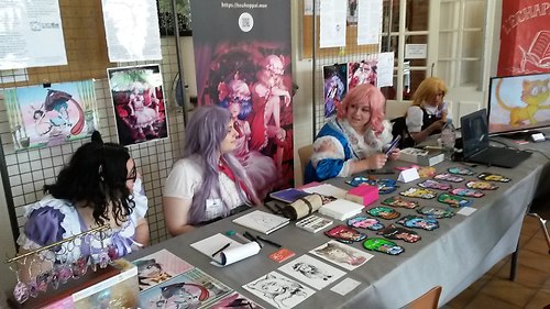 Le stand touhoppai, avec Maggy, Poka, Sherly, Hana et Carrot à la télé