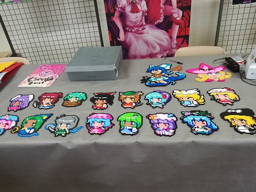 Une brochette de modèles Touhou en perles (+ Safran de pepper&carrot)